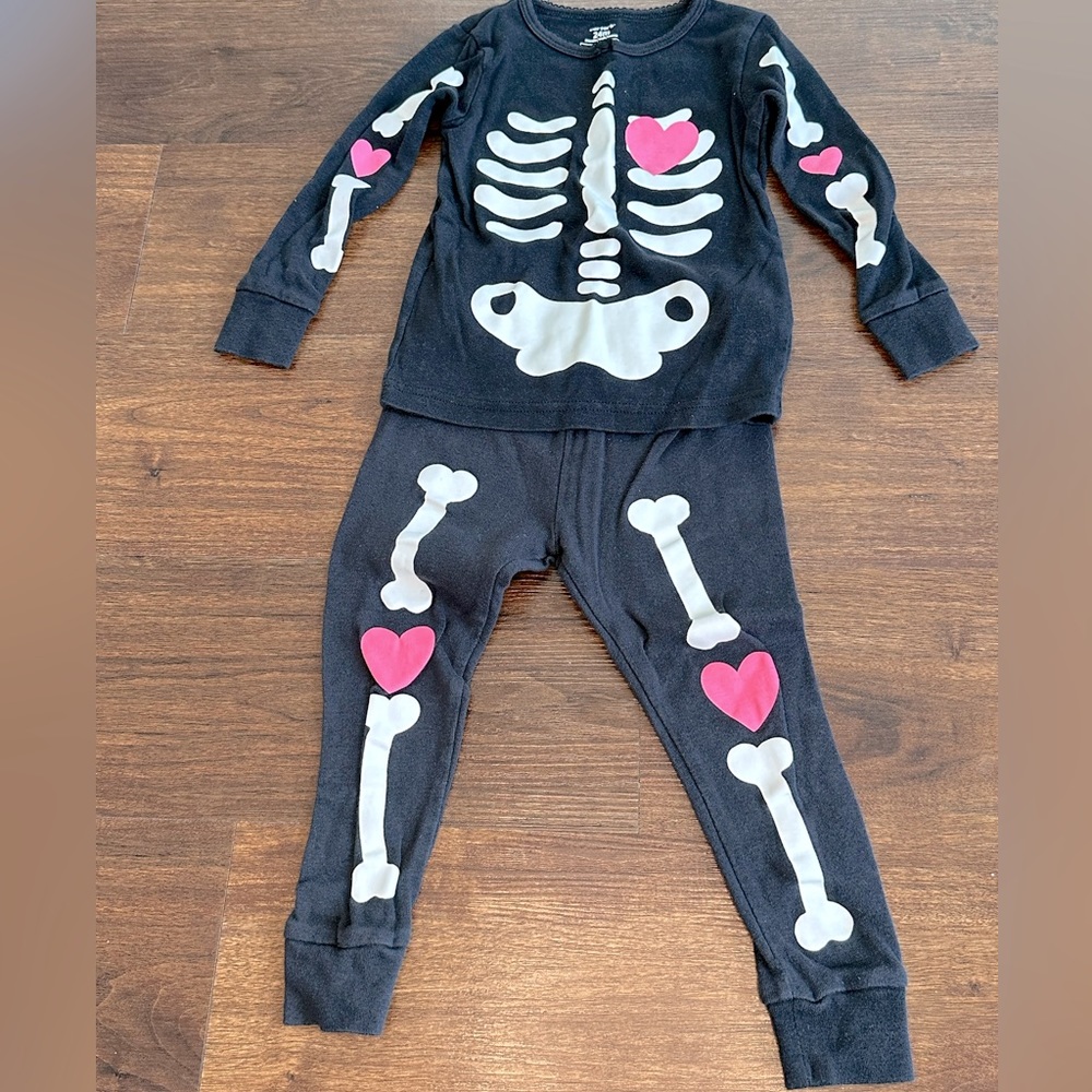 Carter’s 24 month Halloween pajama set. Glow in the dark
